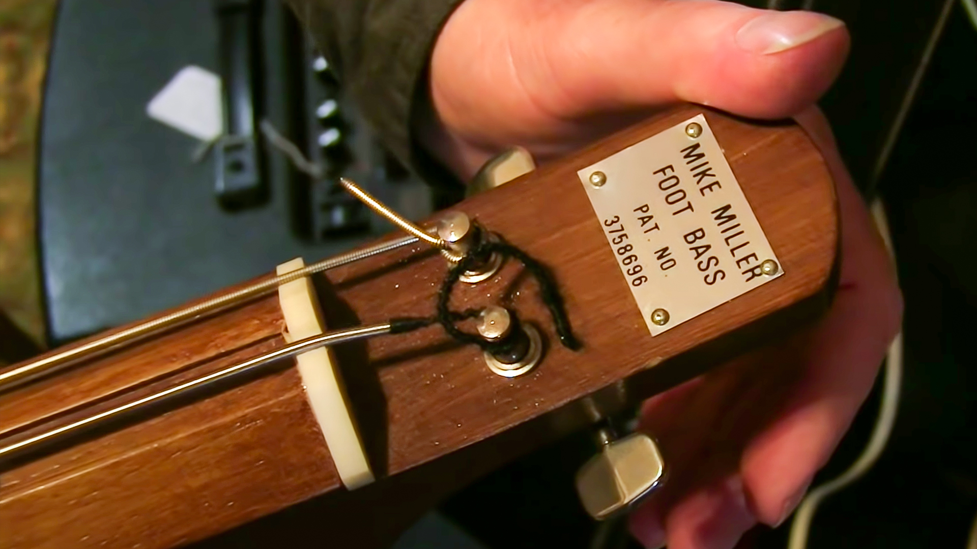 Une basse que vous jouez avec votre pied ?