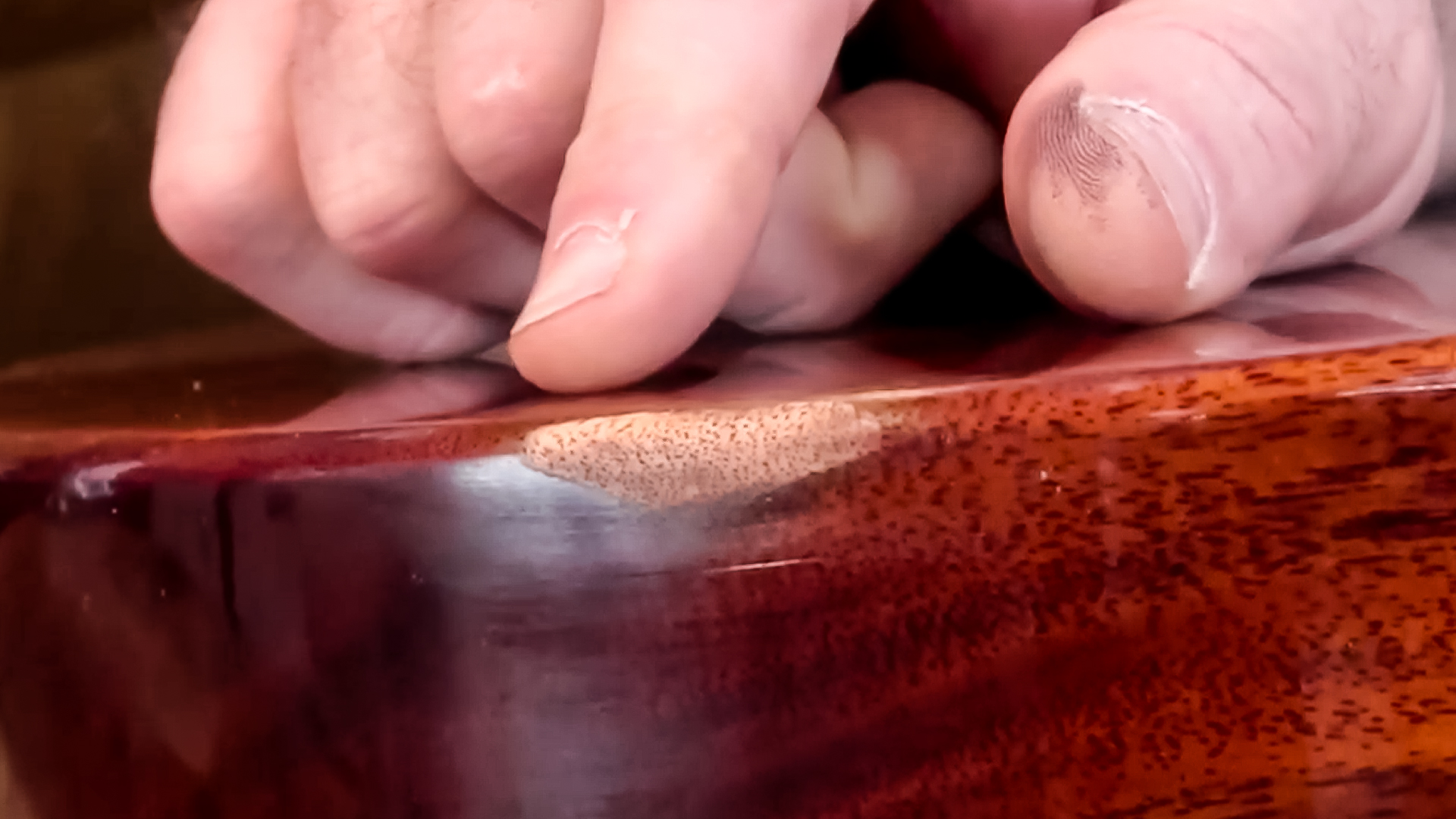 DIY : La bonne façon de réparer la finition de laque de votre guitare !