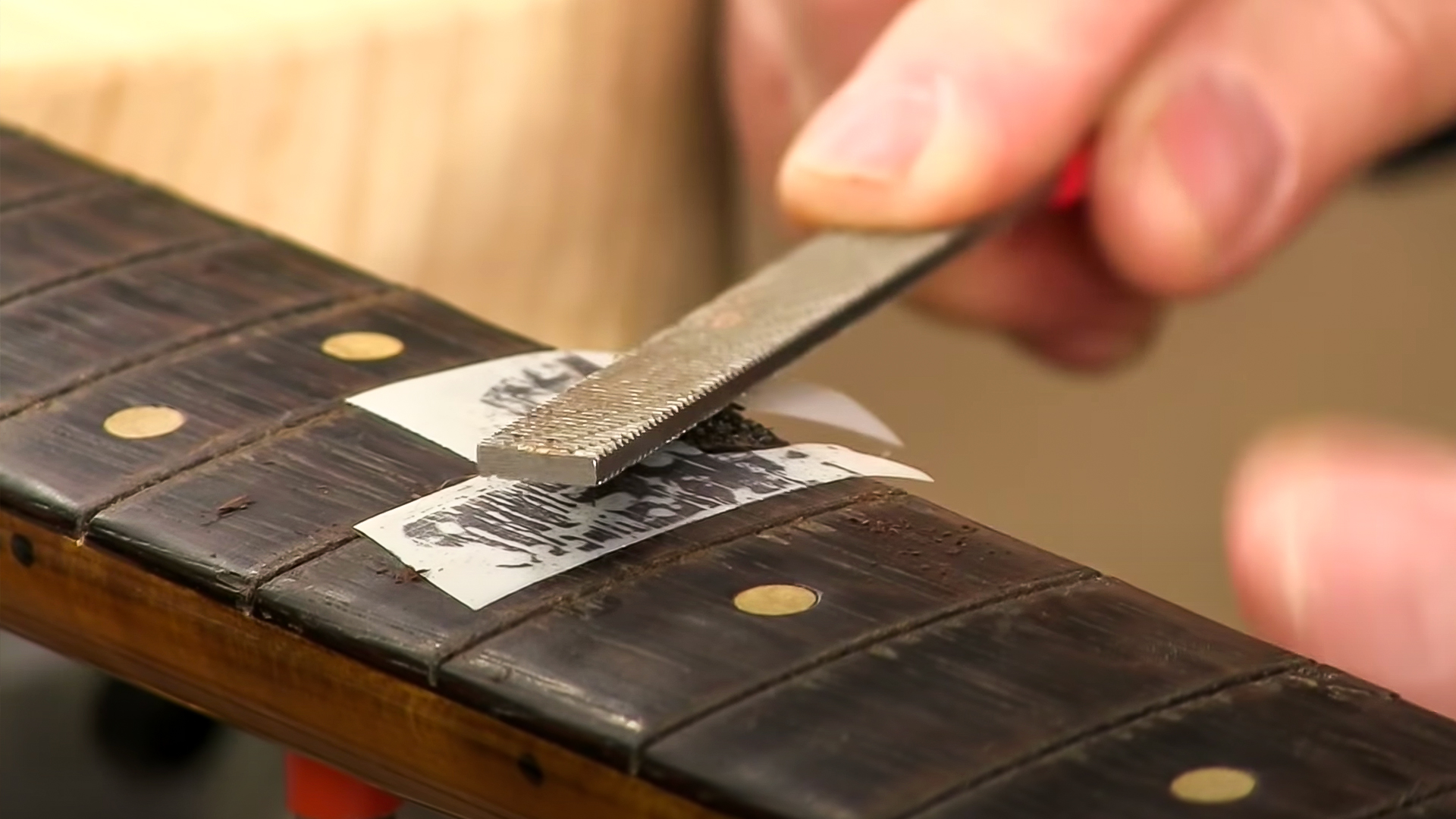 Fixation des copeaux de fretboard sur le Mike Bloomfield Tele