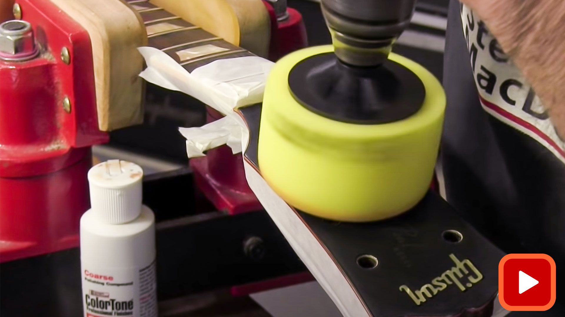 Patin de polissage dans la perceuse manuelle sur la tête de guitare