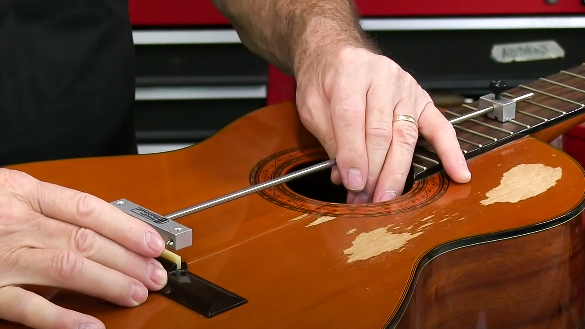 Le faux-rond de céréales a fait ressortir ce pont de guitare !