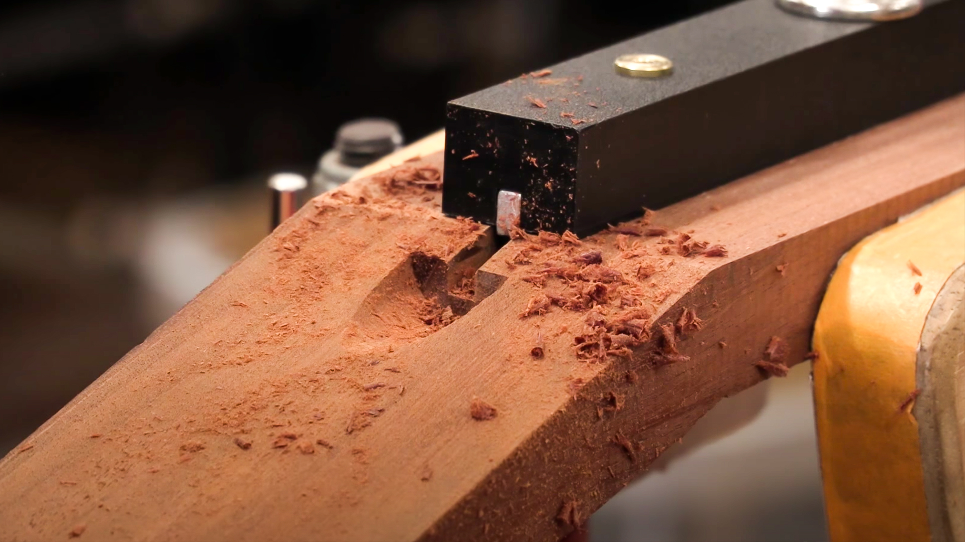 Comment une scie à table peut-elle couper un canal en tige de réglage incurvé ?