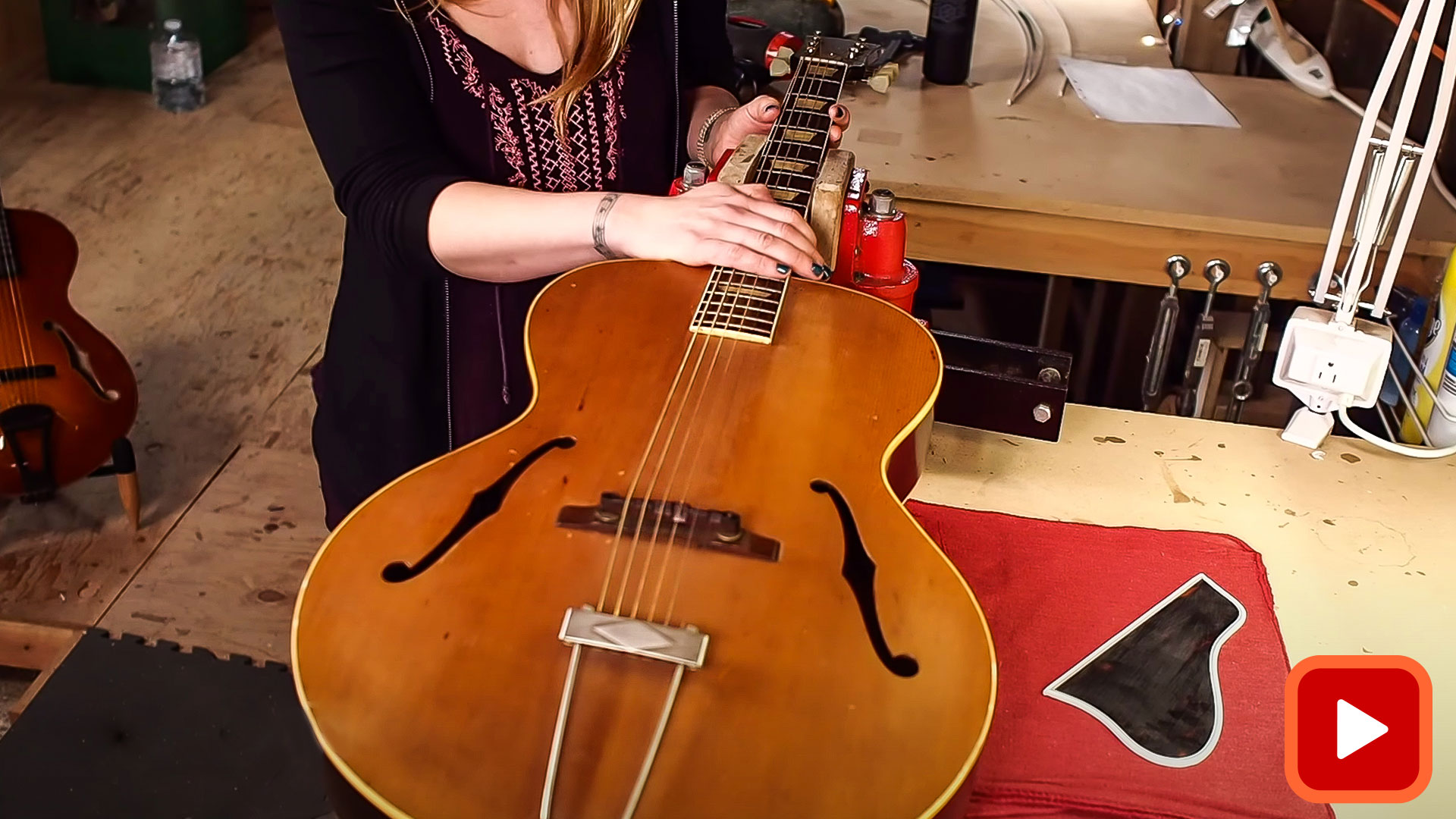 Guitare Archtop avec manche dans un étau