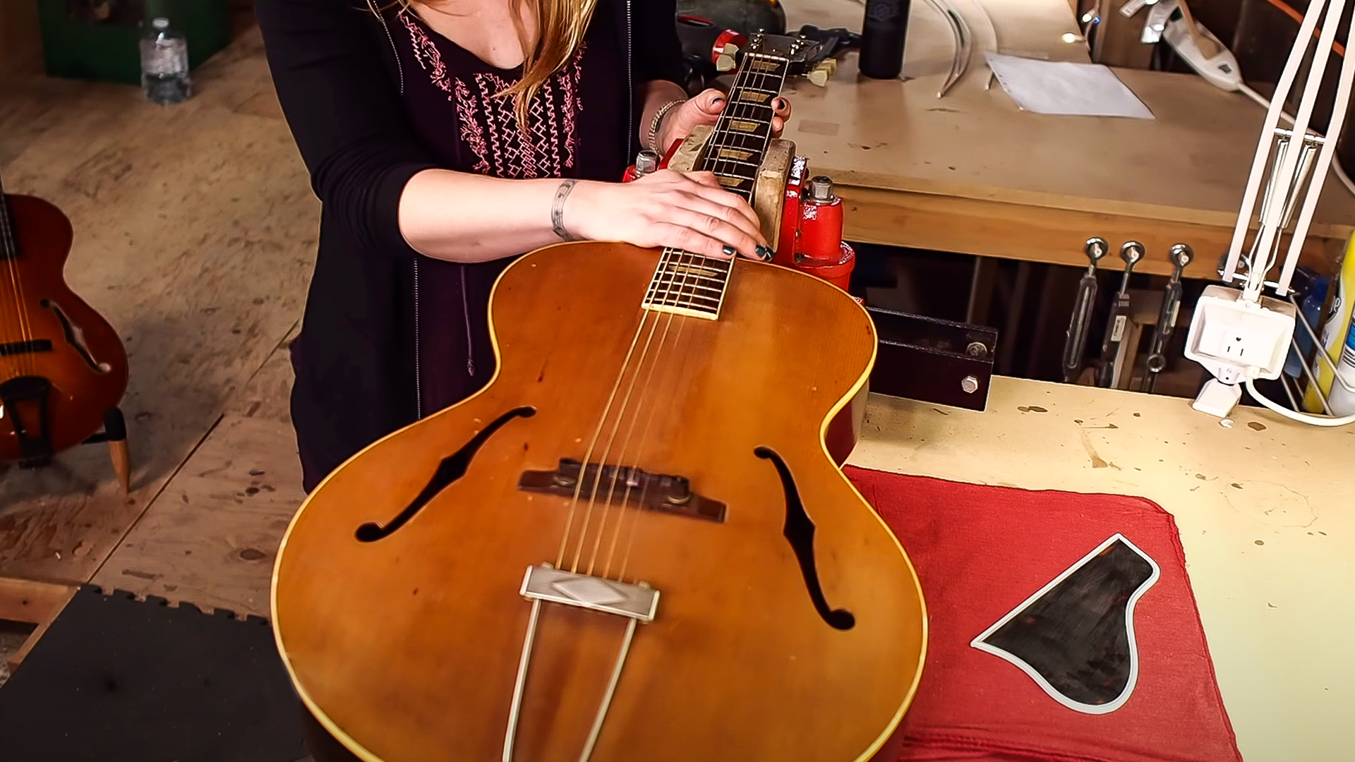 Comment Maegen Wells installe pickguard binding