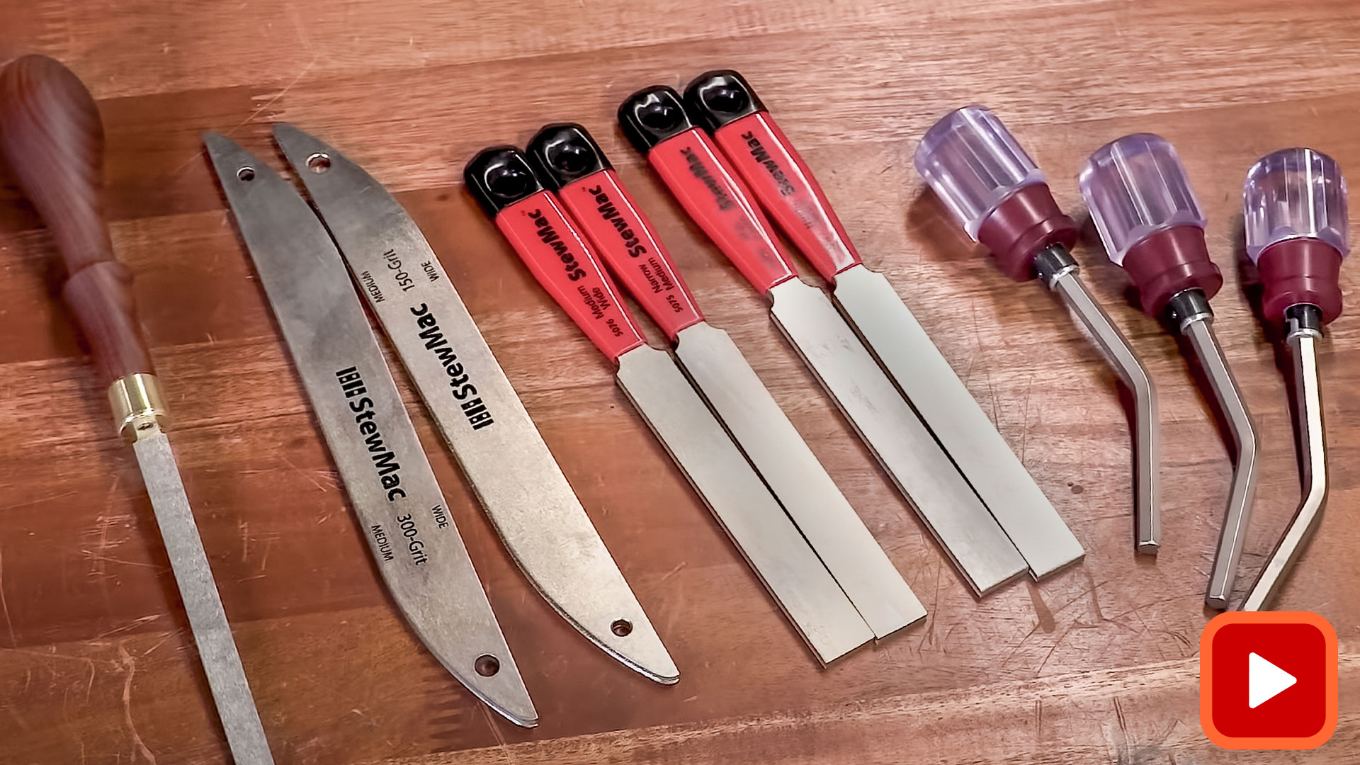 Différents limes de couronnement disposées sur une paillasse