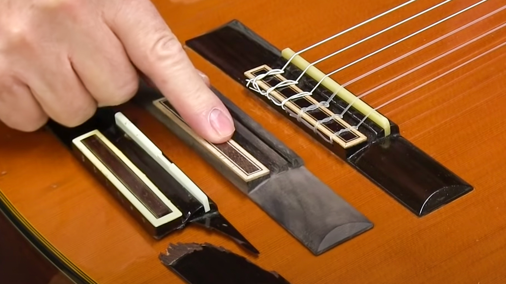 Comment terminer un pont de guitare acoustique