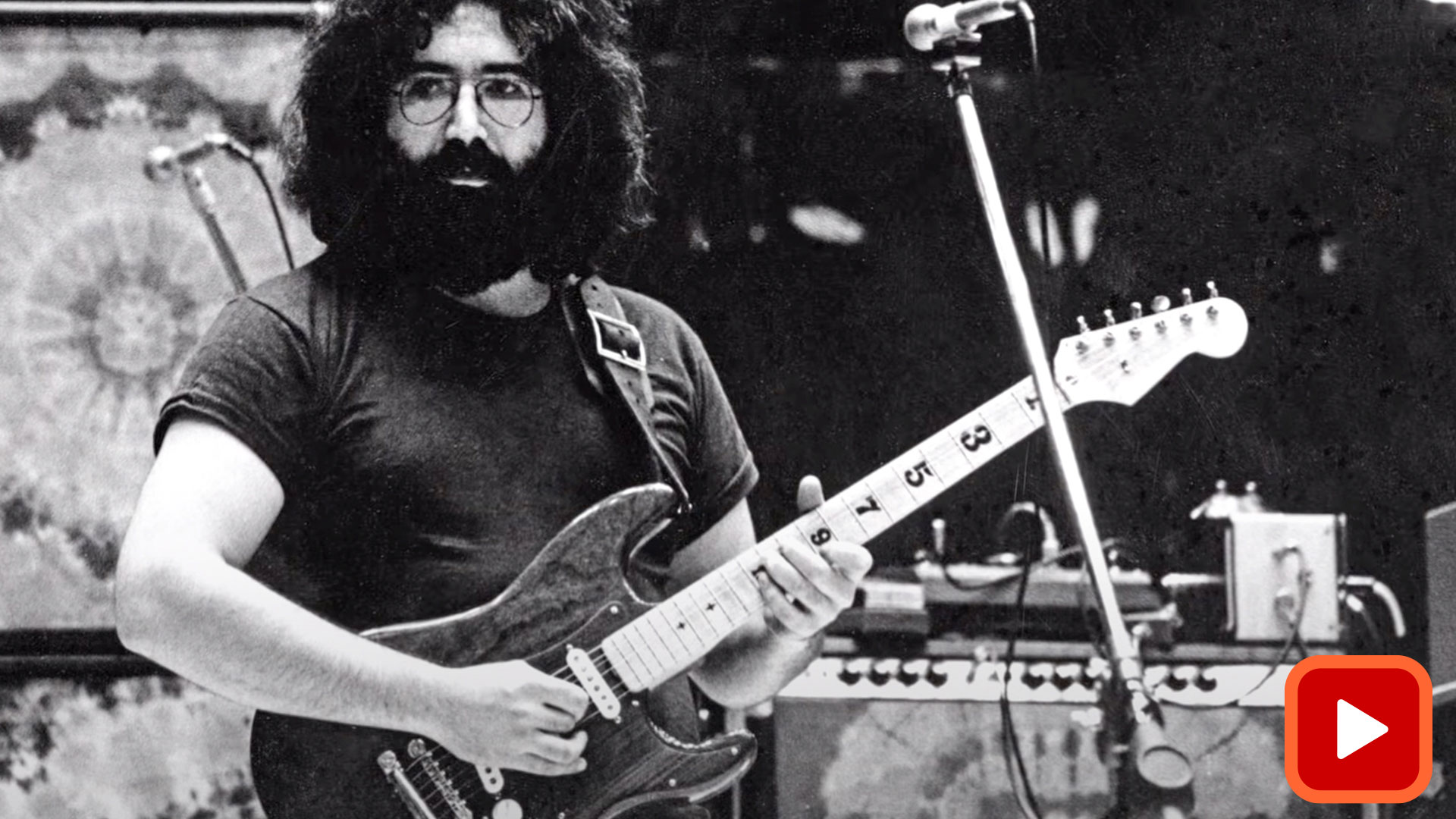 Jerry Garcia jouant de la guitare avec un pickguard en bois