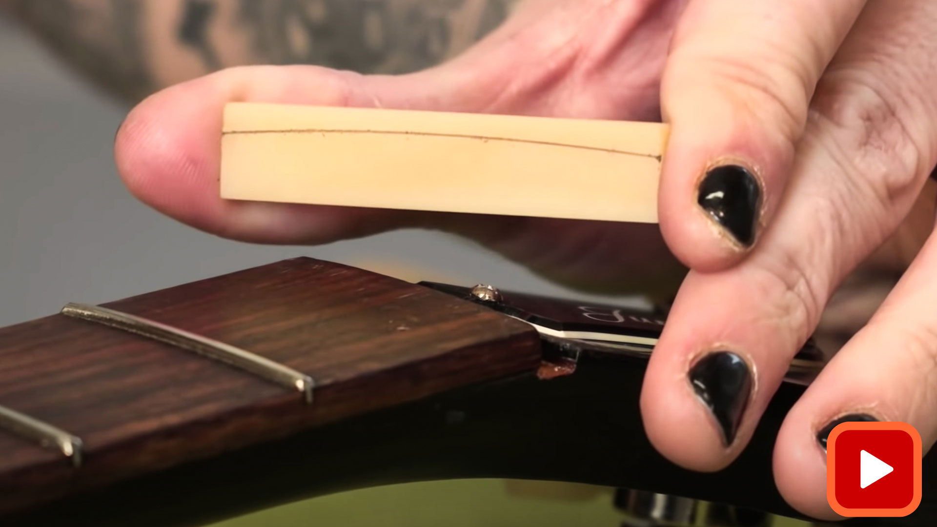 Mains montrant que l’écrou vierge est ajusté