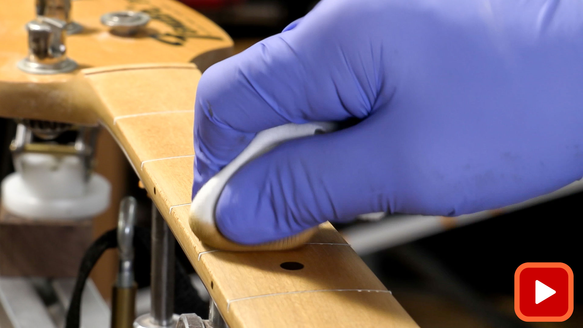 Colorant assorti essuyé sur un carton en bois avec un chiffon