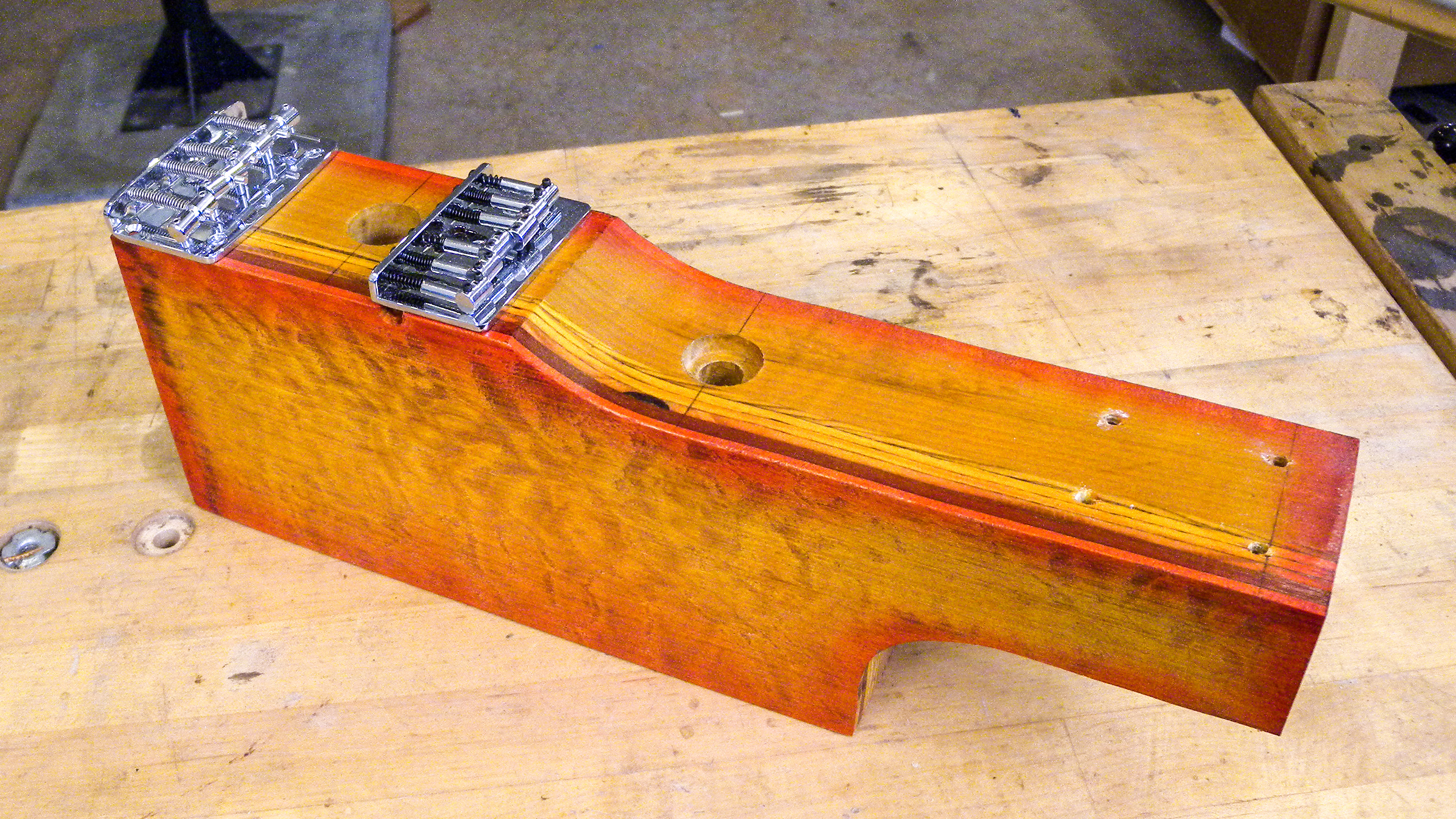 Fabriquez un corps de guitare « cascade double » pour le travail sur paillasse