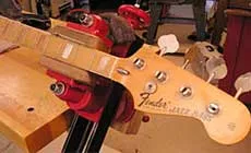 Visière tenant du Jazz Bass