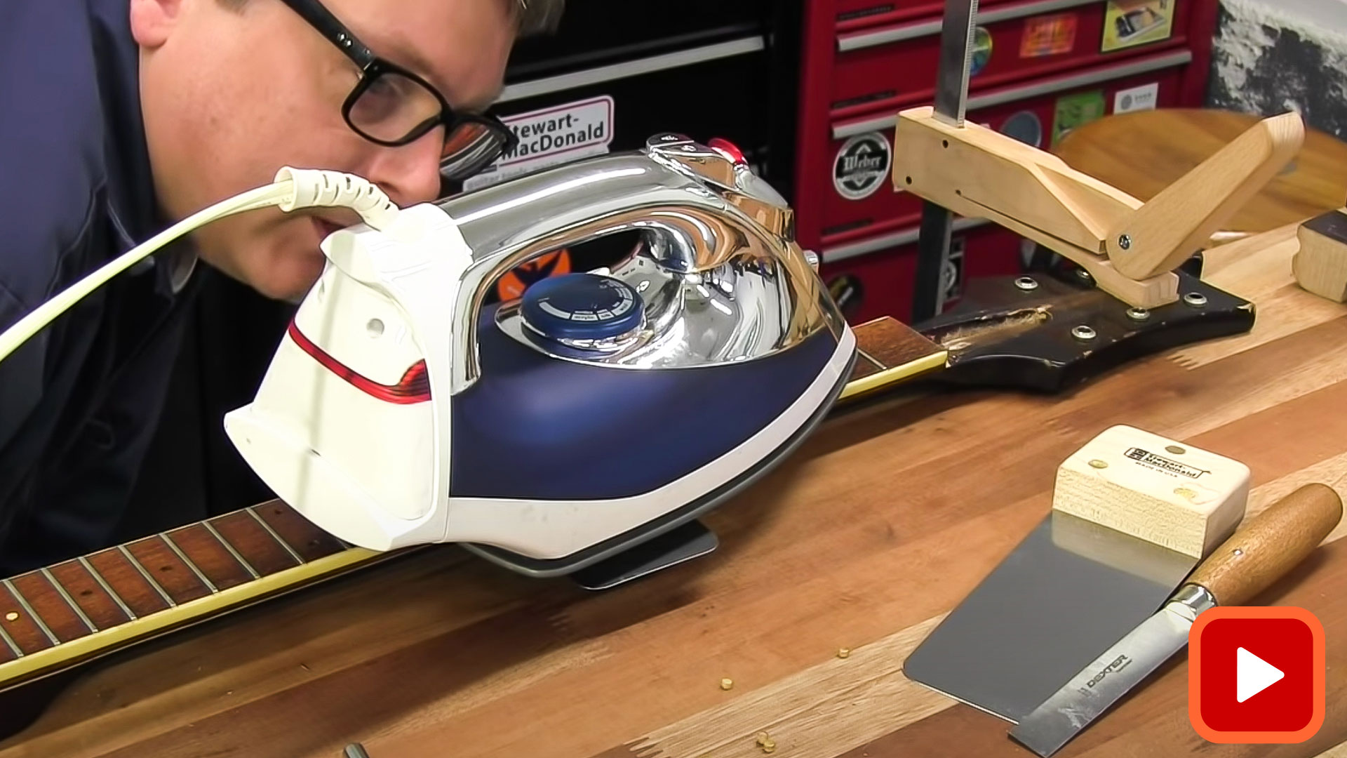 Homme utilisant du fer pour chauffer le carton pour le retrait