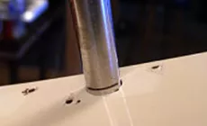 Alésé les trous de cheville pour qu’ils s’adaptent aux tuners Grover