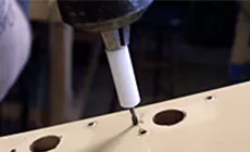 Alésé les trous de cheville pour qu’ils s’adaptent aux tuners Grover