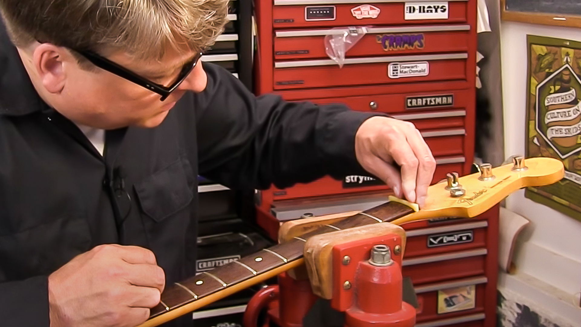 Mise en forme d'un écrou pour s'adapter à une fente à rayon de l'aile