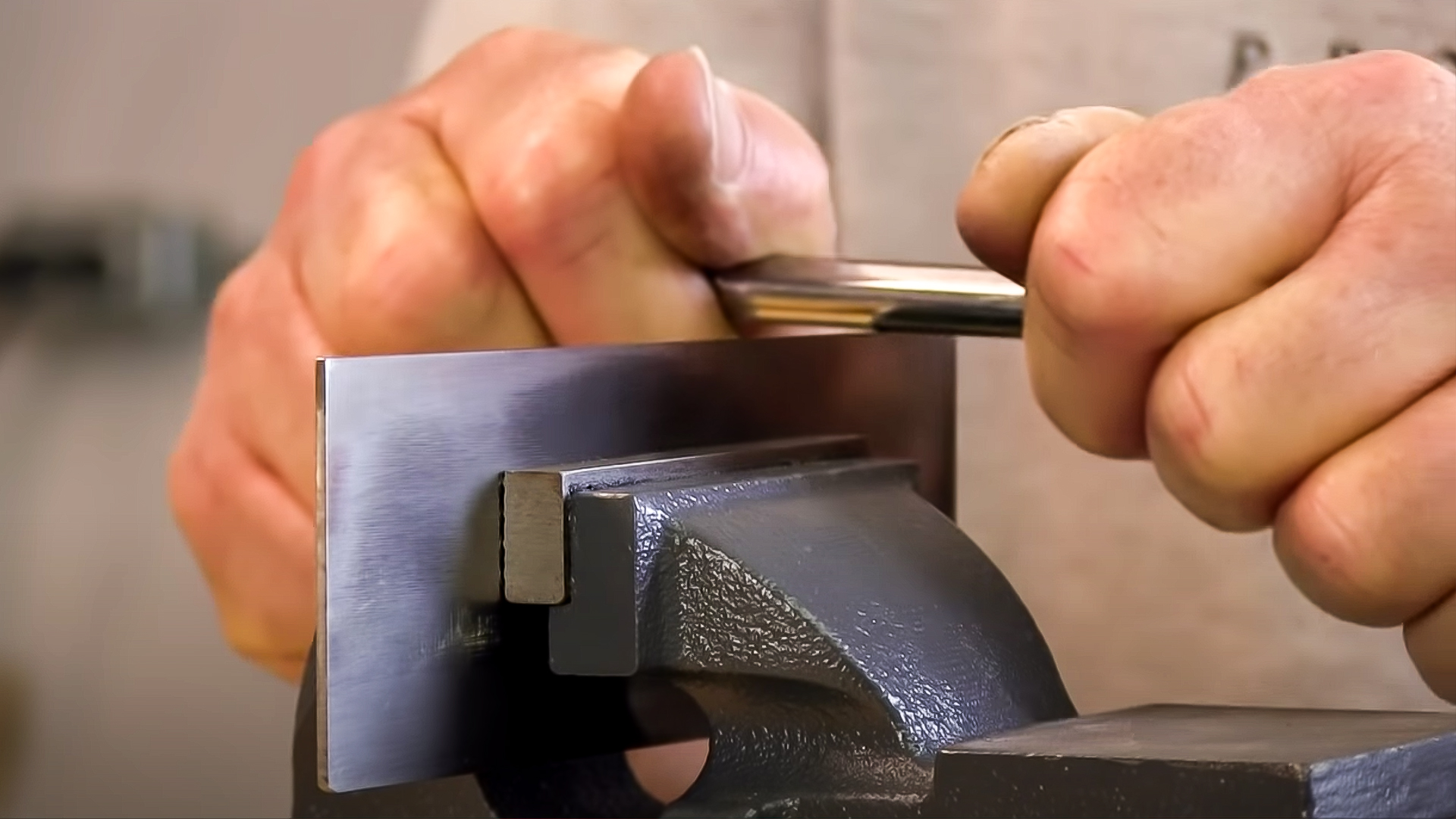 Aiguiser des grattoirs de lutherie : deux gabarits simples Aiguiser des grattoirs de lutherie : deux gabarits simples