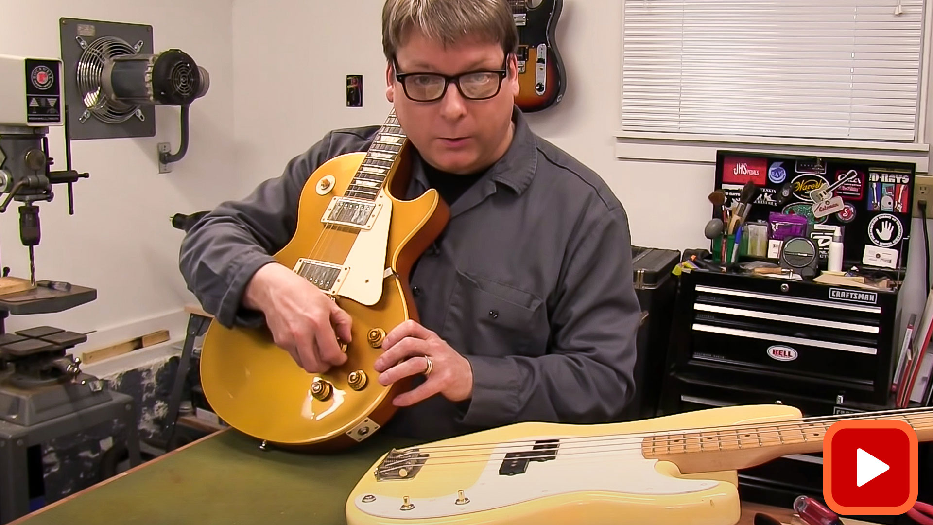 Homme testant interrupteur de réglage sur la guitare