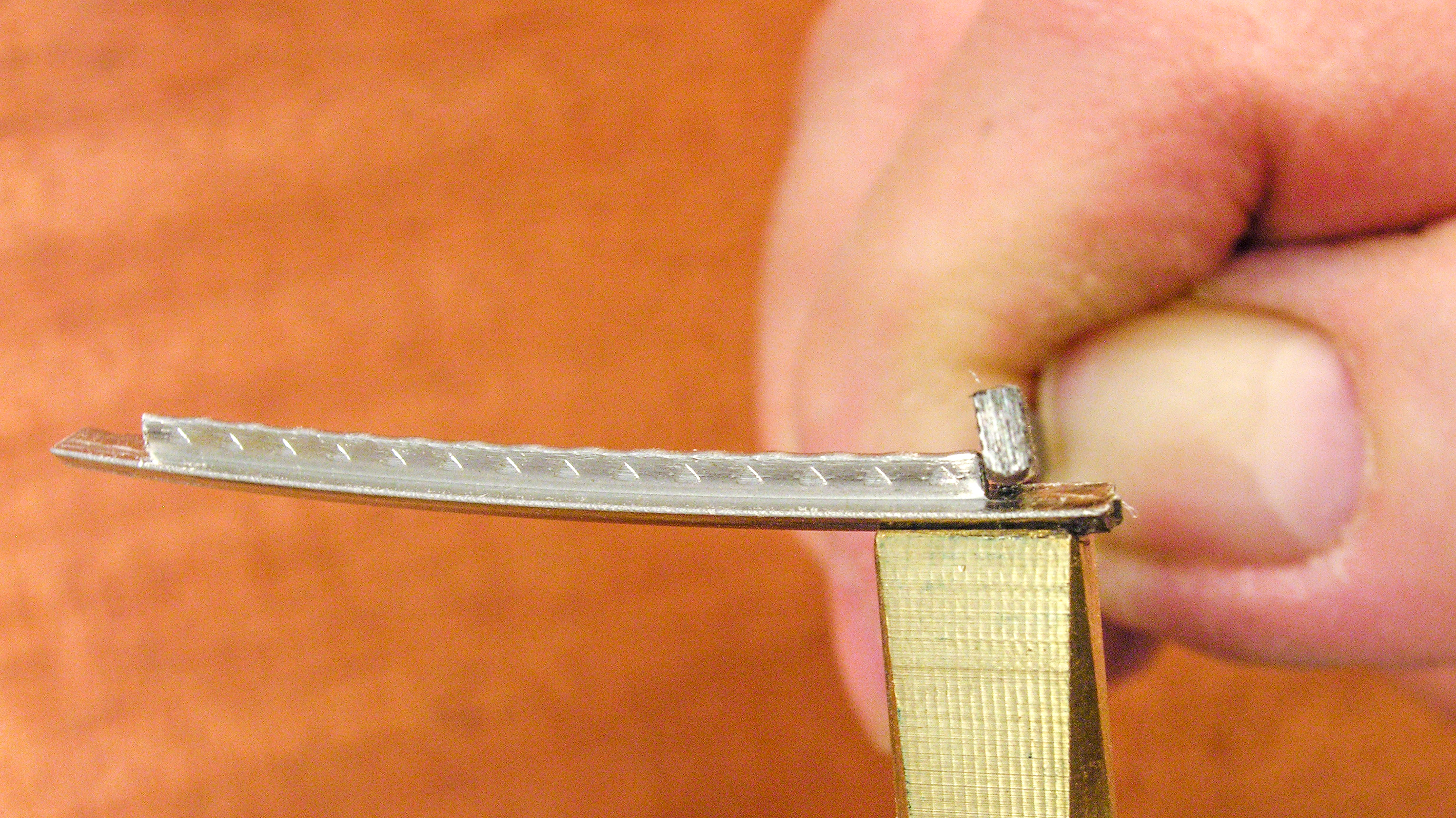 Utilisez un Fret Setter <em>renversé</em> pour accélérer le frettage !