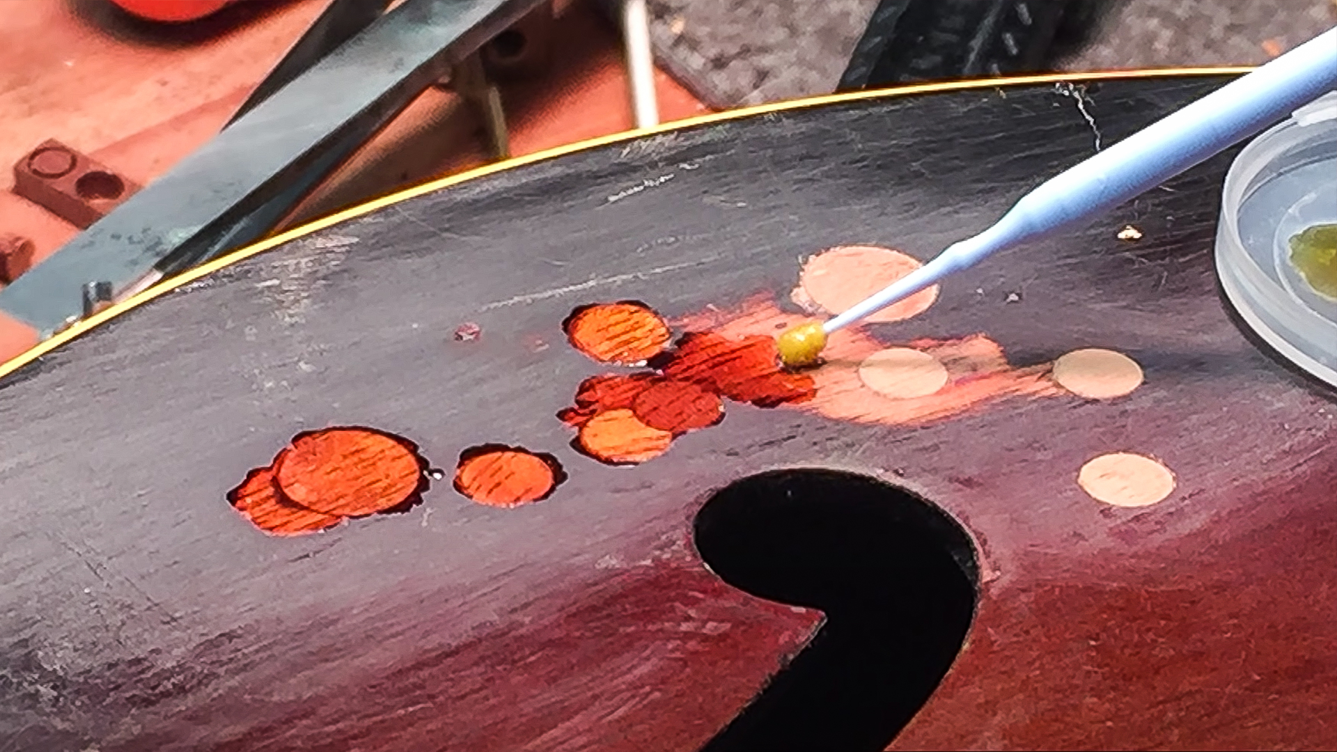 Utilisation d’un flash coat pour les retouches de finition guitare