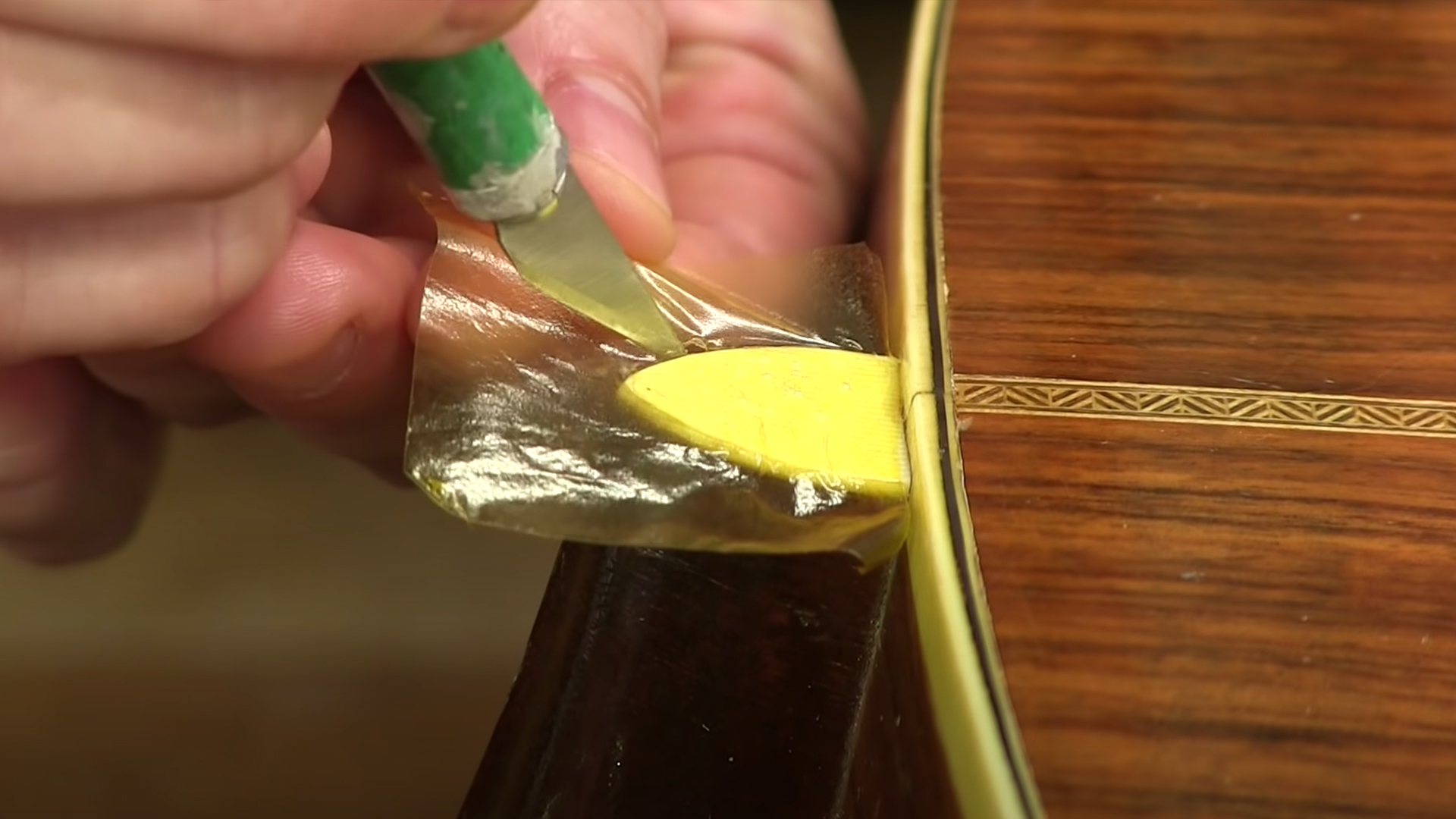 Décalcomanie à glissement d’eau pour réparer une finition guitare !