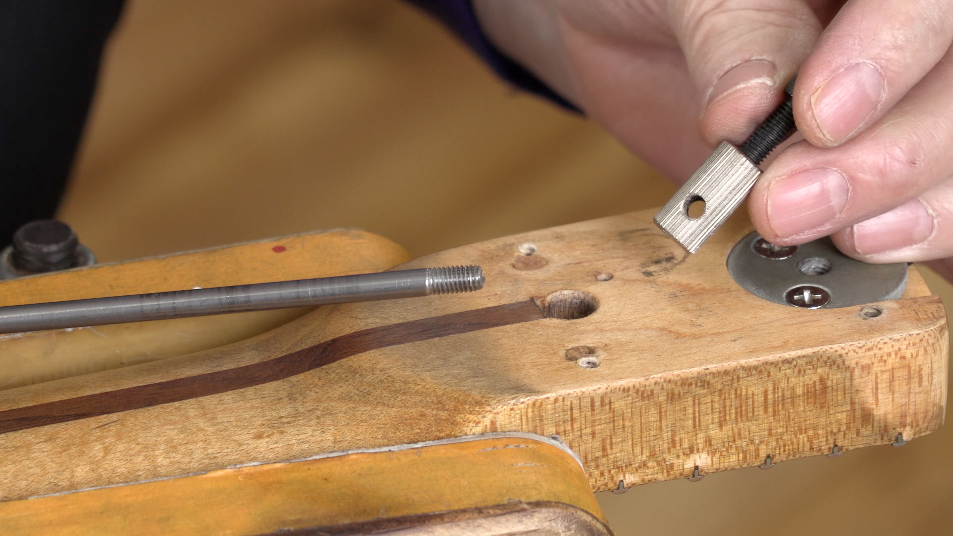 Qu’est-ce qui ne va pas avec cette tige de réglage garde-boue ?