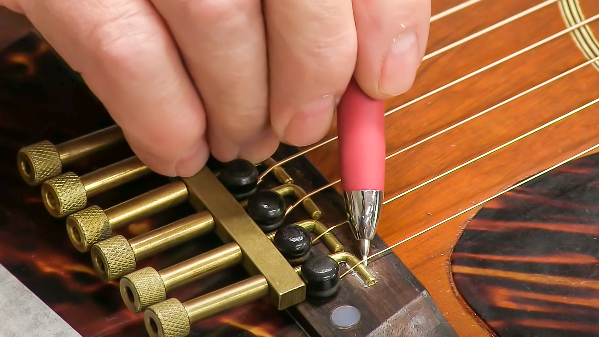 Où couper la fente de la selle sur ce pont de guitare ?