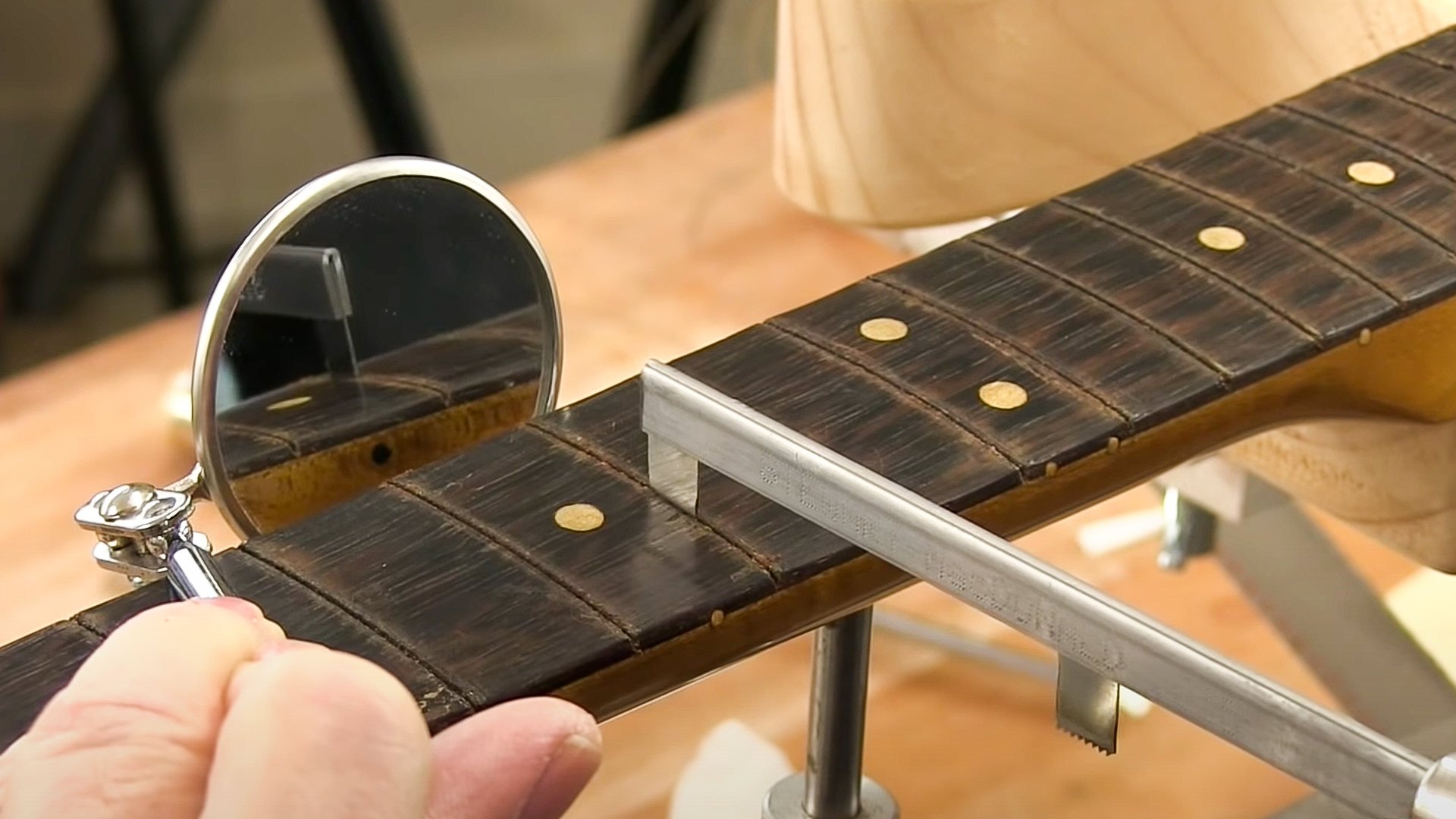 Yuck ! Nettoyage de la fente de fret du Mike Bloomfield Tele Yuck ! Nettoyage de la fente de fret du Mike Bloomfield Tele